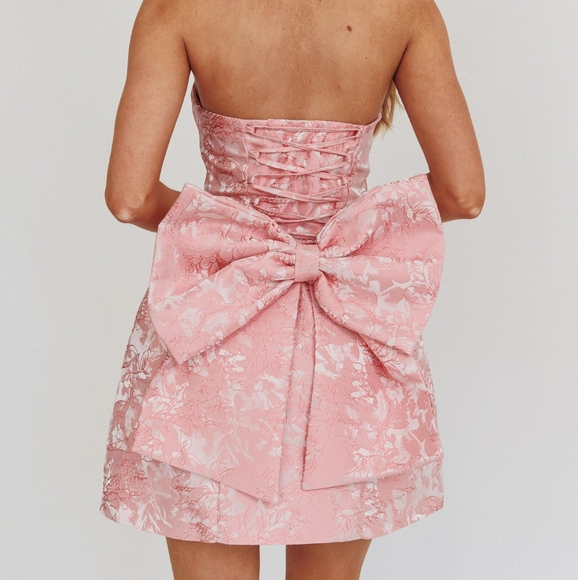 Selfie Leslie Dresses & Skirts - Like New Melty Kisses Bow Mini-dress in Pink